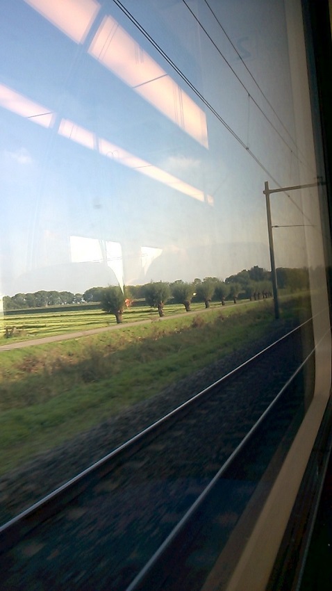 Met de trein - onderweg - doorklieft landschap